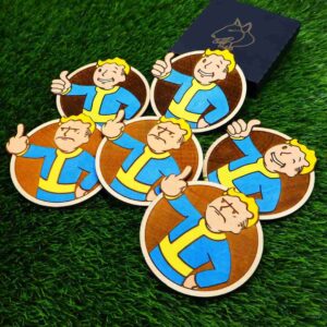 Porta-copos de madeira inspirados no Fallout, com design detalhado do Vault Boy gravado e pintado à mão, disponível também em versão minimalista envernizada ⭐ | Wooden Fallout-themed coasters featuring detailed Vault Boy design, hand-painted and varnished, also available in minimalist engraved version