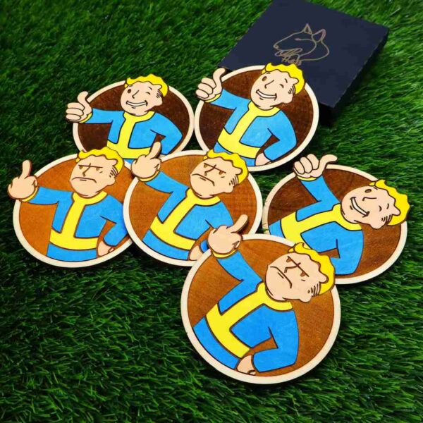 Porta-copos de madeira inspirados no Fallout, com design detalhado do Vault Boy gravado e pintado à mão, disponível também em versão minimalista envernizada ⭐ | Wooden Fallout-themed coasters featuring detailed Vault Boy design, hand-painted and varnished, also available in minimalist engraved version