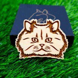 Íman artístico de alta qualidade, cortado e gravado a laser, com design criativo e único. Adiciona um toque de arte e sofisticação a qualquer superfície magnética, como frigoríficos ou armários. High-quality artistic magnet, laser-cut and engraved, with a unique and creative design. Adds a touch of art and sophistication to any magnetic surface, such as fridges or cabinets.