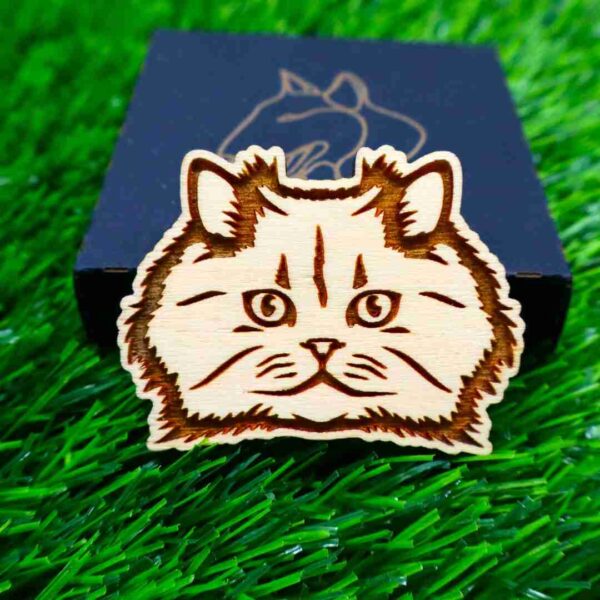 Íman artístico de alta qualidade, cortado e gravado a laser, com design criativo e único. Adiciona um toque de arte e sofisticação a qualquer superfície magnética, como frigoríficos ou armários. High-quality artistic magnet, laser-cut and engraved, with a unique and creative design. Adds a touch of art and sophistication to any magnetic surface, such as fridges or cabinets.