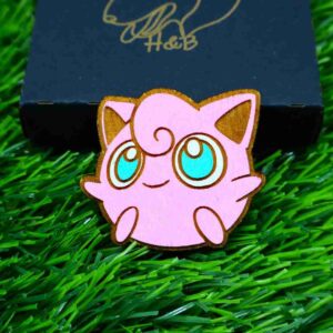 Ímãs de Pokémon feitos em madeira com corte e gravação a laser, pintados com cores vibrantes ou em versão gravada, trazendo à vida personagens icônicos como Pikachu, Charizard, Bulbasaur e Eevee, com super ímãs de neodímio para fixação forte e durável | Laser cut and engraved Pokémon wooden magnets, hand-painted in vibrant colors or elegant engraved style, featuring iconic characters like Pikachu, Charizard, Bulbasaur, and Eevee, equipped with strong neodymium magnets for secure hold.