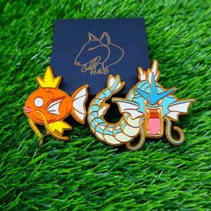 Ímãs de Pokémon feitos em madeira com corte e gravação a laser, pintados com cores vibrantes ou em versão gravada, trazendo à vida personagens icônicos como Pikachu, Charizard, Bulbasaur e Eevee, com super ímãs de neodímio para fixação forte e durável | Laser cut and engraved Pokémon wooden magnets, hand-painted in vibrant colors or elegant engraved style, featuring iconic characters like Pikachu, Charizard, Bulbasaur, and Eevee, equipped with strong neodymium magnets for secure hold.