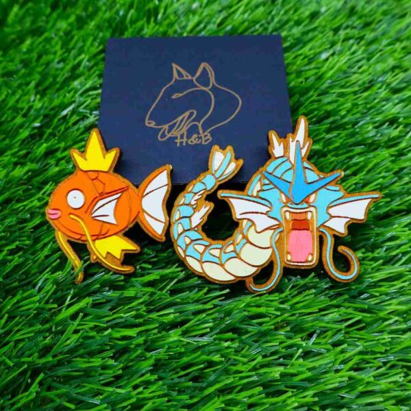 Ímãs de Pokémon feitos em madeira com corte e gravação a laser, pintados com cores vibrantes ou em versão gravada, trazendo à vida personagens icônicos como Pikachu, Charizard, Bulbasaur e Eevee, com super ímãs de neodímio para fixação forte e durável | Laser cut and engraved Pokémon wooden magnets, hand-painted in vibrant colors or elegant engraved style, featuring iconic characters like Pikachu, Charizard, Bulbasaur, and Eevee, equipped with strong neodymium magnets for secure hold.