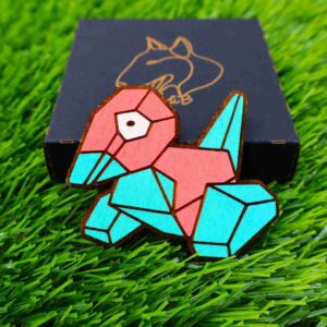 Ímãs de Pokémon feitos em madeira com corte e gravação a laser, pintados com cores vibrantes ou em versão gravada, trazendo à vida personagens icônicos como Pikachu, Charizard, Bulbasaur e Eevee, com super ímãs de neodímio para fixação forte e durável | Laser cut and engraved Pokémon wooden magnets, hand-painted in vibrant colors or elegant engraved style, featuring iconic characters like Pikachu, Charizard, Bulbasaur, and Eevee, equipped with strong neodymium magnets for secure hold.