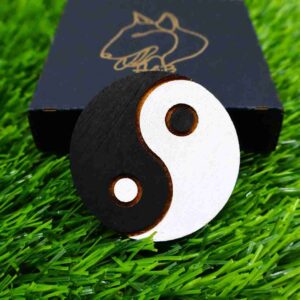 Íman artístico de alta qualidade, cortado e gravado a laser, com design criativo e único. Adiciona um toque de arte e sofisticação a qualquer superfície magnética, como frigoríficos ou armários. High-quality artistic magnet, laser-cut and engraved, with a unique and creative design. Adds a touch of art and sophistication to any magnetic surface, such as fridges or cabinets.