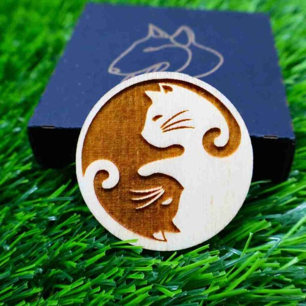 Íman artístico de alta qualidade, cortado e gravado a laser, com design criativo e único. Adiciona um toque de arte e sofisticação a qualquer superfície magnética, como frigoríficos ou armários. High-quality artistic magnet, laser-cut and engraved, with a unique and creative design. Adds a touch of art and sophistication to any magnetic surface, such as fridges or cabinets.