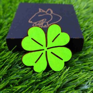 Íman artístico de alta qualidade, cortado e gravado a laser, com design criativo e único. Adiciona um toque de arte e sofisticação a qualquer superfície magnética, como frigoríficos ou armários. High-quality artistic magnet, laser-cut and engraved, with a unique and creative design. Adds a touch of art and sophistication to any magnetic surface, such as fridges or cabinets.