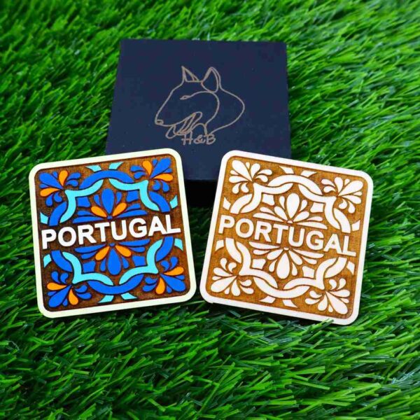 Íman artístico de alta qualidade, cortado e gravado a laser, com design criativo e único. Adiciona um toque de arte e sofisticação a qualquer superfície magnética, como frigoríficos ou armários. High-quality artistic magnet, laser-cut and engraved, with a unique and creative design. Adds a touch of art and sophistication to any magnetic surface, such as fridges or cabinets.