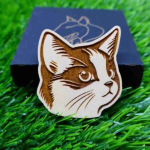 Íman artístico de alta qualidade, cortado e gravado a laser, com design criativo e único. Adiciona um toque de arte e sofisticação a qualquer superfície magnética, como frigoríficos ou armários. High-quality artistic magnet, laser-cut and engraved, with a unique and creative design. Adds a touch of art and sophistication to any magnetic surface, such as fridges or cabinets.