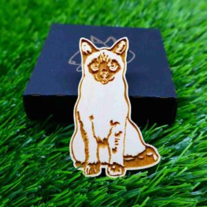 Íman artístico de alta qualidade, cortado e gravado a laser, com design criativo e único. Adiciona um toque de arte e sofisticação a qualquer superfície magnética, como frigoríficos ou armários. High-quality artistic magnet, laser-cut and engraved, with a unique and creative design. Adds a touch of art and sophistication to any magnetic surface, such as fridges or cabinets.
