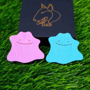 Porta-chaves Pokémon com Pikachu, Charizard, Bulbasaur, Eevee e outros personagens, em material durável e pintados à mão. | Pokémon keychains featuring Pikachu, Charizard, Bulbasaur, Eevee, and other characters, made from durable material and hand-painted