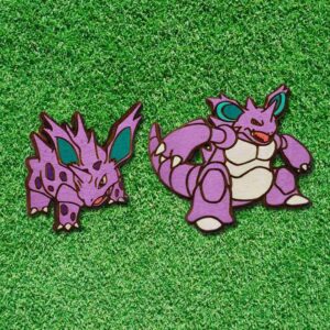Ímãs de Pokémon feitos em madeira com corte e gravação a laser, pintados com cores vibrantes ou em versão gravada, trazendo à vida personagens icônicos como Pikachu, Charizard, Bulbasaur e Eevee, com super ímãs de neodímio para fixação forte e durável | Laser cut and engraved Pokémon wooden magnets, hand-painted in vibrant colors or elegant engraved style, featuring iconic characters like Pikachu, Charizard, Bulbasaur, and Eevee, equipped with strong neodymium magnets for secure hold.