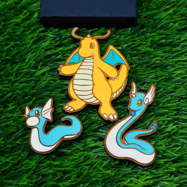 Ímãs de Pokémon feitos em madeira com corte e gravação a laser, pintados com cores vibrantes ou em versão gravada, trazendo à vida personagens icônicos como Pikachu, Charizard, Bulbasaur e Eevee, com super ímãs de neodímio para fixação forte e durável | Laser cut and engraved Pokémon wooden magnets, hand-painted in vibrant colors or elegant engraved style, featuring iconic characters like Pikachu, Charizard, Bulbasaur, and Eevee, equipped with strong neodymium magnets for secure hold.