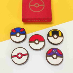 Ímãs de Pokémon feitos em madeira com corte e gravação a laser, pintados com cores vibrantes ou em versão gravada, trazendo à vida personagens icônicos como Pikachu, Charizard, Bulbasaur e Eevee, com super ímãs de neodímio para fixação forte e durável | Laser cut and engraved Pokémon wooden magnets, hand-painted in vibrant colors or elegant engraved style, featuring iconic characters like Pikachu, Charizard, Bulbasaur, and Eevee, equipped with strong neodymium magnets for secure hold.
