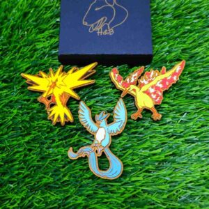 Ímãs de Pokémon feitos em madeira com corte e gravação a laser, pintados com cores vibrantes ou em versão gravada, trazendo à vida personagens icônicos como Pikachu, Charizard, Bulbasaur e Eevee, com super ímãs de neodímio para fixação forte e durável | Laser cut and engraved Pokémon wooden magnets, hand-painted in vibrant colors or elegant engraved style, featuring iconic characters like Pikachu, Charizard, Bulbasaur, and Eevee, equipped with strong neodymium magnets for secure hold.