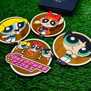 Conjunto de porta-copos das Meninas Superpoderosas em madeira sustentável, pintados à mão e envernizados, trazendo Florzinha, Lindinha, Docinho e logo | Powerpuff Girls wooden coaster set, made from sustainable wood, hand-painted and varnished, featuring Blossom, Bubbles, Buttercup, and a logo