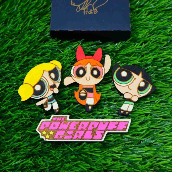 Ímanes das Meninas Superpoderosas em madeira gravada e pintada, com Florzinha, Lindinha, Docinho e logotipo — ímanes de neodímio superfortes para superfícies magnéticas, 4 cm x 0,5 cm. / Powerpuff Girls wooden magnets, engraved and painted, featuring Blossom, Bubbles, Buttercup, and logo — strong neodymium magnets for magnetic surfaces, 4 cm x 0.5 cm.