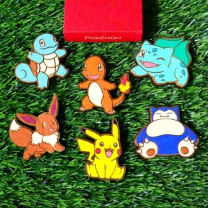 Ímãs de Pokémon feitos em madeira com corte e gravação a laser, pintados com cores vibrantes ou em versão gravada, trazendo à vida personagens icônicos como Pikachu, Charizard, Bulbasaur e Eevee, com super ímãs de neodímio para fixação forte e durável | Laser cut and engraved Pokémon wooden magnets, hand-painted in vibrant colors or elegant engraved style, featuring iconic characters like Pikachu, Charizard, Bulbasaur, and Eevee, equipped with strong neodymium magnets for secure hold.