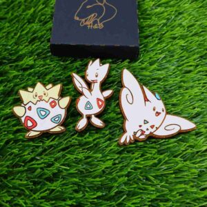 Ímãs de Pokémon feitos em madeira com corte e gravação a laser, pintados com cores vibrantes ou em versão gravada, trazendo à vida personagens icônicos como Pikachu, Charizard, Bulbasaur e Eevee, com super ímãs de neodímio para fixação forte e durável | Laser cut and engraved Pokémon wooden magnets, hand-painted in vibrant colors or elegant engraved style, featuring iconic characters like Pikachu, Charizard, Bulbasaur, and Eevee, equipped with strong neodymium magnets for secure hold.