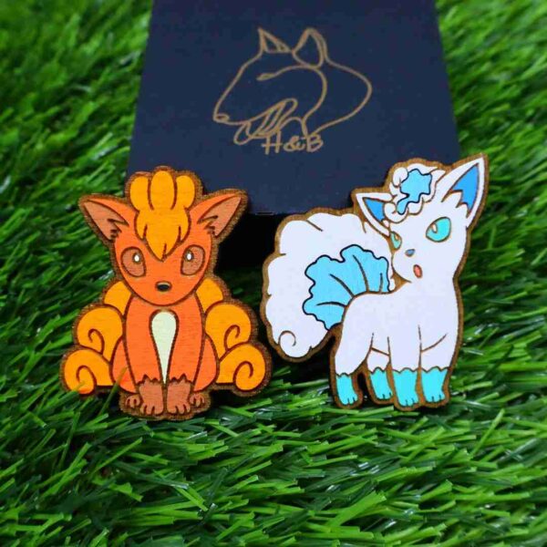 Ímãs de Pokémon feitos em madeira com corte e gravação a laser, pintados com cores vibrantes ou em versão gravada, trazendo à vida personagens icônicos como Pikachu, Charizard, Bulbasaur e Eevee, com super ímãs de neodímio para fixação forte e durável | Laser cut and engraved Pokémon wooden magnets, hand-painted in vibrant colors or elegant engraved style, featuring iconic characters like Pikachu, Charizard, Bulbasaur, and Eevee, equipped with strong neodymium magnets for secure hold.