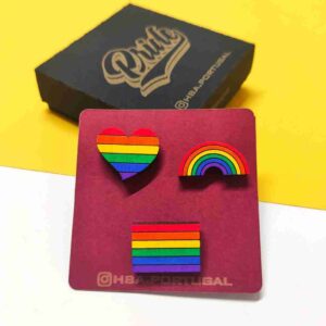 Pins de madeira LGBT com bandeira do orgulho, coração e arco-íris, feitos de madeira sustentável e pintados à mão com cores vibrantes. | LGBT wooden pins with pride flag, heart, and rainbow designs, crafted from sustainable wood and hand-painted in vibrant colors.