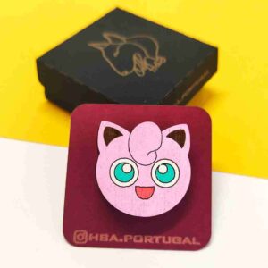 Broches de madeira com Pikachu, Snorlax, Jigglypuff e Meowth, feitos de madeira sustentável com fecho de metal seguro | Wooden pins featuring Pikachu, Snorlax, Jigglypuff, and Meowth, made from sustainable wood with secure metal backing