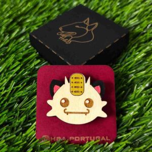 Broches de madeira com Pikachu, Snorlax, Jigglypuff e Meowth, feitos de madeira sustentável com fecho de metal seguro | Wooden pins featuring Pikachu, Snorlax, Jigglypuff, and Meowth, made from sustainable wood with secure metal backing