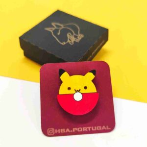 Broches de madeira com Pikachu, Snorlax, Jigglypuff e Meowth, feitos de madeira sustentável com fecho de metal seguro | Wooden pins featuring Pikachu, Snorlax, Jigglypuff, and Meowth, made from sustainable wood with secure metal backing