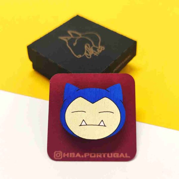 Broches de madeira com Pikachu, Snorlax, Jigglypuff e Meowth, feitos de madeira sustentável com fecho de metal seguro | Wooden pins featuring Pikachu, Snorlax, Jigglypuff, and Meowth, made from sustainable wood with secure metal backing