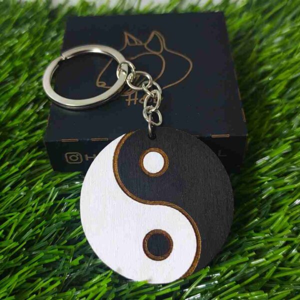 Chaveiro de madeira feito de madeira de reflorestamento certificada, cortado a laser, gravado e acabado à mão, com hardware de aço inoxidável e embalagem elegante | Wooden keychain made from certified reforestation wood, laser-cut, engraved, and hand-finished, with stainless steel hardware and elegant packaging gift for geeks and nerds