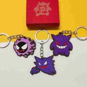 Porta-chaves Pokémon com Pikachu, Charizard, Bulbasaur, Eevee e outros personagens, em material durável e pintados à mão. | Pokémon keychains featuring Pikachu, Charizard, Bulbasaur, Eevee, and other characters, made from durable material and hand-painted