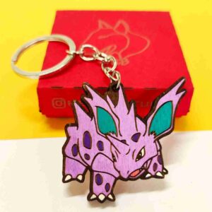 Porta-chaves Pokémon com Pikachu, Charizard, Bulbasaur, Eevee e outros personagens, em material durável e pintados à mão. | Pokémon keychains featuring Pikachu, Charizard, Bulbasaur, Eevee, and other characters, made from durable material and hand-painted