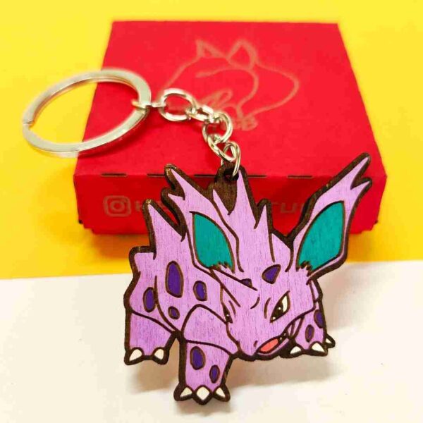 Porta-chaves Pokémon com Pikachu, Charizard, Bulbasaur, Eevee e outros personagens, em material durável e pintados à mão. | Pokémon keychains featuring Pikachu, Charizard, Bulbasaur, Eevee, and other characters, made from durable material and hand-painted