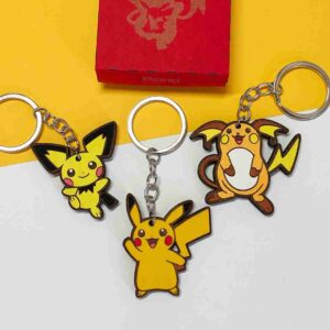 Porta-chaves Pokémon com Pikachu, Charizard, Bulbasaur, Eevee e outros personagens, em material durável e pintados à mão. | Pokémon keychains featuring Pikachu, Charizard, Bulbasaur, Eevee, and other characters, made from durable material and hand-painted