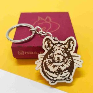 Porta-chaves de madeira com formato de chinchila, feito de madeira de reflorestamento certificada, personalizável com o nome do pet. | Chinchilla-shaped wooden keychain made from certified reforestation wood, customizable with your pet’s name.