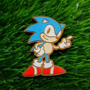 Íman de madeira do Sonic cortado e gravado a laser, pintado à mão com acabamento detalhado e cores vibrantes | Wooden Sonic magnet, laser cut and engraved, hand-painted with vibrant colors and detailed finish.