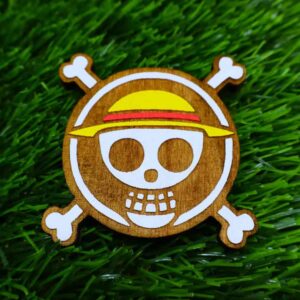 Íman de madeira da logo do One Piece com caveira de chapéu de palha, cortado e gravado a laser, pintado à mão com cores vibrantes | One Piece logo wooden magnet with straw hat skull, laser cut and engraved, hand-painted with vibrant colors.