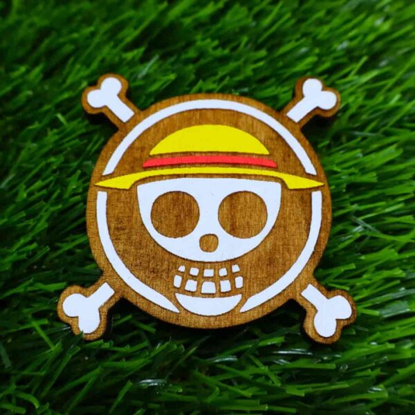 Íman de madeira da logo do One Piece com caveira de chapéu de palha, cortado e gravado a laser, pintado à mão com cores vibrantes | One Piece logo wooden magnet with straw hat skull, laser cut and engraved, hand-painted with vibrant colors.