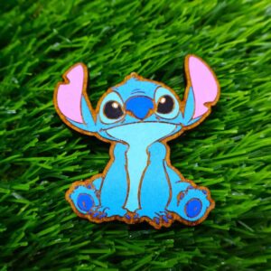 Íman de madeira do Stitch inspirado na Disney, cortado e gravado a laser, pintado à mão com cores vibrantes e acabamento de qualidade | Disney-inspired Stitch wooden magnet, laser cut and engraved, hand-painted with vibrant colors and premium finish.
