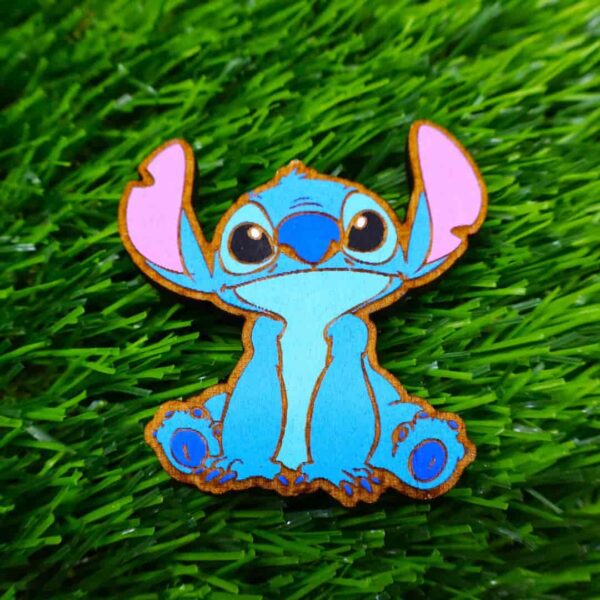 Íman de madeira do Stitch inspirado na Disney, cortado e gravado a laser, pintado à mão com cores vibrantes e acabamento de qualidade | Disney-inspired Stitch wooden magnet, laser cut and engraved, hand-painted with vibrant colors and premium finish.