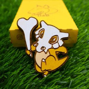 Ímãs de Pokémon feitos em madeira com corte e gravação a laser, pintados com cores vibrantes ou em versão gravada, trazendo à vida personagens icônicos como Pikachu, Charizard, Bulbasaur e Eevee, com super ímãs de neodímio para fixação forte e durável | Laser cut and engraved Pokémon wooden magnets, hand-painted in vibrant colors or elegant engraved style, featuring iconic characters like Pikachu, Charizard, Bulbasaur, and Eevee, equipped with strong neodymium magnets for secure hold.