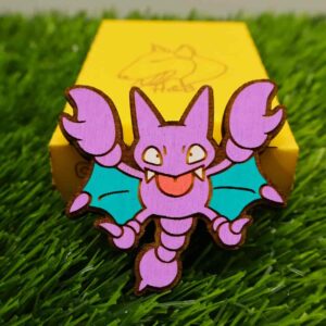 Ímãs de Pokémon feitos em madeira com corte e gravação a laser, pintados com cores vibrantes ou em versão gravada, trazendo à vida personagens icônicos como Pikachu, Charizard, Bulbasaur e Eevee, com super ímãs de neodímio para fixação forte e durável | Laser cut and engraved Pokémon wooden magnets, hand-painted in vibrant colors or elegant engraved style, featuring iconic characters like Pikachu, Charizard, Bulbasaur, and Eevee, equipped with strong neodymium magnets for secure hold.