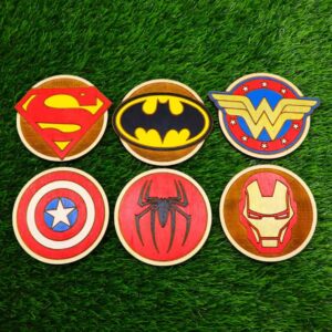 Conjunto de bases para copos com ícones dos heróis da DC e Marvel, incluindo Superman, Batman, Mulher-Maravilha, Capitão América, Homem-Aranha e Homem de Ferro, feito em madeira com acabamento artesanal | Wooden coasters set featuring DC and Marvel superhero logos, including Superman, Batman, Wonder Woman, Captain America, Spider-Man, and Iron Man, crafted from wood with detailed finish