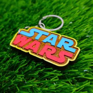Chaveiro de madeira com a clássica logo de Star Wars, cortado a laser e pintado à mão com acabamento de alta qualidade | Wooden keychain with the iconic Star Wars logo, laser cut and hand-painted with premium finish