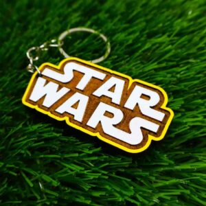 Chaveiro de madeira com a clássica logo de Star Wars, cortado a laser e pintado à mão com acabamento de alta qualidade | Wooden keychain with the iconic Star Wars logo, laser cut and hand-painted with premium finish