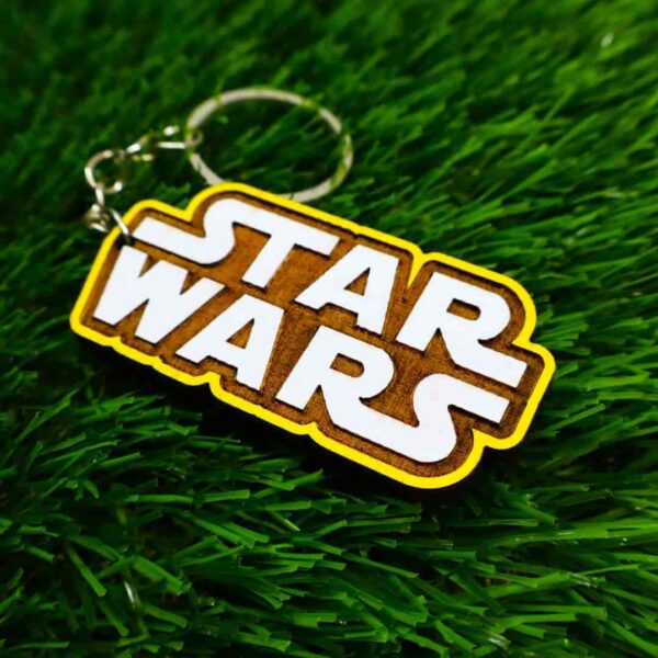 Chaveiro de madeira com a clássica logo de Star Wars, cortado a laser e pintado à mão com acabamento de alta qualidade | Wooden keychain with the iconic Star Wars logo, laser cut and hand-painted with premium finish