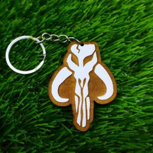 Chaveiro de madeira com design do The Mandalorian, cortado a laser e pintado à mão com acabamento detalhado | Wooden keychain featuring The Mandalorian design, laser cut and hand-painted with fine details.