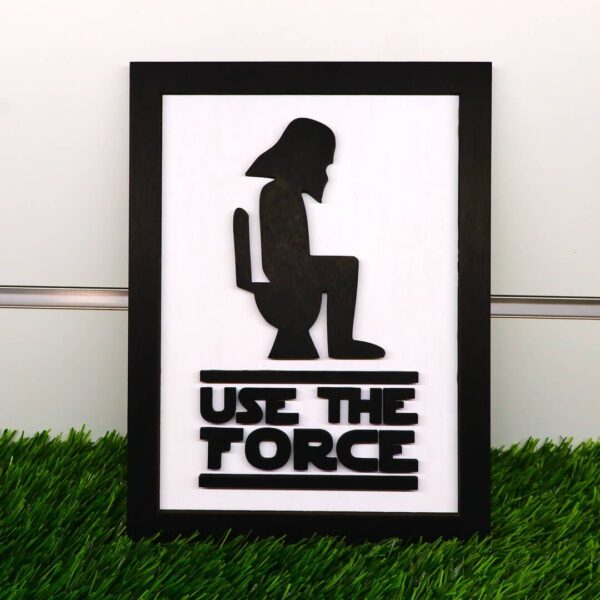 Placa de WC com Darth Vader sentado no vaso e a frase "USE THE FORCE", perfeita para decoração geek e fãs de Star Wars. / Bathroom wall sign featuring Darth Vader on the toilet with the phrase "USE THE FORCE", a funny gift for Star Wars lovers