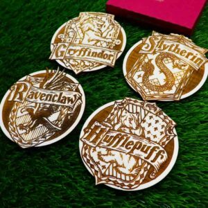 Bases de madeira gravadas com os brasões das casas de Hogwarts de Harry Potter | Wooden coasters engraved with Hogwarts house crests from Harry Potter