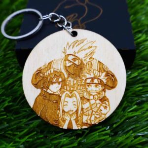 Chaveiro de madeira com a clássica imagem do Time 7 de Naruto, incluindo Naruto, Sasuke, Sakura e Kakashi, ideal para fãs do anime. Wooden keychain featuring the iconic Team 7 from classic Naruto — Naruto, Sasuke, Sakura, and Kakashi — perfect for anime fans.